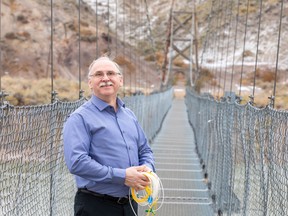 Drumheller entrepreneur Brian Yanish relies on TELUS PureFibre to grow his international business by keeping him seamlessly connected to clients around the world from his home.