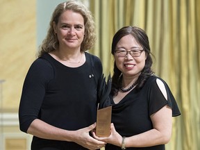 Xiangguo Qiu receives a 2018 innovation award from governor general Julie Payette for her contribution to the development of a drug to fight Ebola.