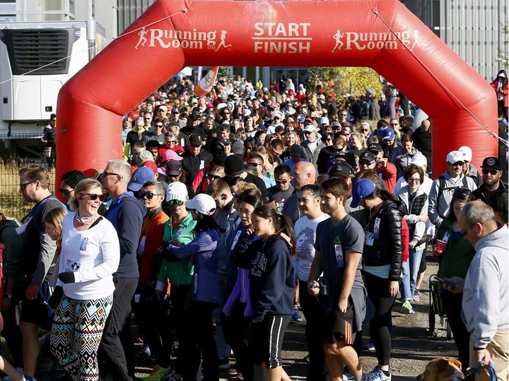  The start line as 1100 runners took part in the annual Terry Fox Run which raised $125,000.00 at the TELUS Spark, Calgary’s Science Centre on Sunday September 17, 2017. Darren Makowichuk/Postmedia