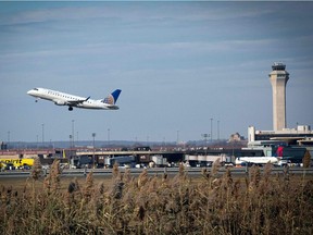 An airplane takes off at Newark International Airport on November 21, 2020 in Newark, New Jersey. - Current US numbers -- more than a quarter of a million deaths have been reported -- have alarmed authorities enough to advise that people stay home for the November 26 Thanksgiving holiday, when Americans usually travel to be with their families.