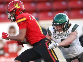 The University of Calgary Dinos made a big return to the field on Saturday, September 25, 2021 in dispatching the University of Saskatchewan Huskies by a score of 34-20. Photos courtesy of David Moll/Dinos Athletics