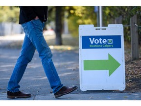 A sign directs voters to the advance municipal election poll station at Crescent Heights Community Association on Thursday, October 7, 2021. Azin Ghaffari/Postmedia