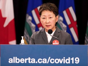 La Dra. Verna Yu, directora ejecutiva y presidenta de Alberta Health Services, habla durante una conferencia de prensa en Edmonton el 12 de octubre de 2021.