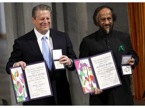 Nobel Peace laureate Al Gore (L) and Doctor Pachauri (R) pose for a picture with the Nobel medal and diploma during an award ceremony at Oslo Town Hall, 10 December 2007. Former US vice president Al Gore received the 2007 Prize with Pachauri for their work to help combat global warming. Later in the day in Stockholm, the winners of the literature, medicine, physics, chemistry and economics prizes will receive their awards. AFP PHOTO/DANIEL SANNUM LAUTEN