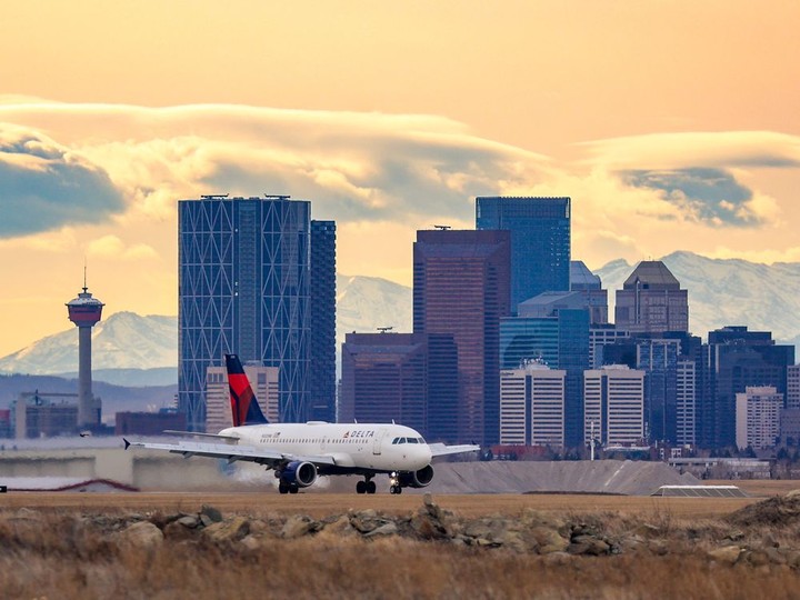  A Delta Airlines flight lands at the Calgary International Airport on Thursday, November 18, 2021.