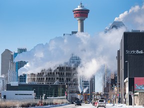 Centrum zasilania zostało sfotografowane w centrum Calgary, gdy Alberta doświadcza poważnego ostrzeżenia o mrozie w poniedziałek, 27 grudnia 2021 r.