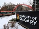 Des bannières sont visibles sur le campus tranquille de l'Université de Calgary le jeudi 28 janvier 2021.