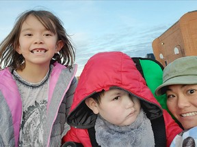 Emiko (6), Ryan (8) und Mutter Fuyo Watanabe (R) sind auf einem aktuellen Familienfoto zu sehen.  Ihr Sohn ist sehr bedürftig, mit schweren Allergien.  Ihr Arzt sagt, er brauche einen HEPA-Filter im Klassenzimmer.