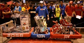 Alex Rodrigues, PDG d'Embark Trucks, représentant Bishop Carol High School dans un concours de robotique à 16 ans.