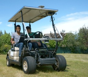 Alex Rodrigues, à gauche, avec la voiturette de golf autonome qu'il a construite avec Brandon Moak et Michael Skupien.