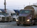 Transportlastwagen, die am Roadking Travel Center in Calgary geparkt sind, da Impfvorschriften an der US-Grenze die Lieferketten verschlechtern könnten.  Foto aufgenommen am Dienstag, 11. Januar 2022.