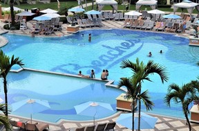 Beaches Resort, Turks ve Caicos'taki ana havuzdur. Fotoğraf Steve McNall