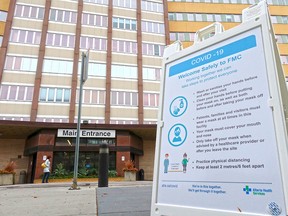 Un panneau d'information COVID-19 est visible à l'extérieur de l'hôpital Foothills de Calgary le 13 octobre 2020.