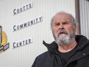 Der Bürgermeister von Coutts, Jim Willett, ist frustriert über Anti-Mandats-Demonstranten, als ein Lastwagenkonvoi die Autobahn am belebten US-Grenzübergang blockiert.