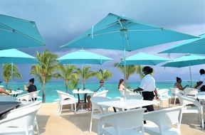 Sky, Beaches Resort Turks ve Caicos'taki yeni çatı restoranıdır.  Fotoğraf Steve McNall