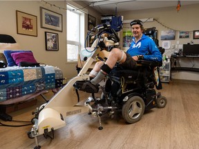 Stewart Midwinter radelt auf seinem stationären Fahrrad in seinem Zimmer in einer barrierefreien Unterkunft von Inclusio in Calgary, um virtuell um die Welt zu fahren.