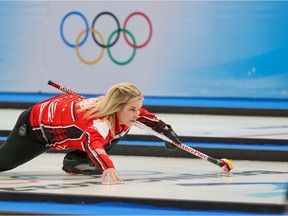 Team Canada passeert Jennifer Jones en kijkt naar haar schot terwijl het team tegen Rusland speelt in de curlingcompetitie voor vrouwen op de Olympische Winterspelen van 2022 in Peking op maandag 14 februari 2022. Gavin Young/Postmedia