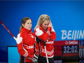 Caitlin Laws van Team Canada en Jennifer Jones spreken tijdens hun wedstrijd tegen Rusland op de Olympische Winterspelen van 2022 in Peking op vrijdag 11 februari 2022.