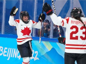Team Canada viert het scoren van doelpunten in Zwitserland in de halve finale van de Olympische Winterspelen van 2022 in Peking op maandag 14 februari 2022. Canada won met 10-2 om te spelen voor de gouden medaille.  Gavin Young / Postmedia