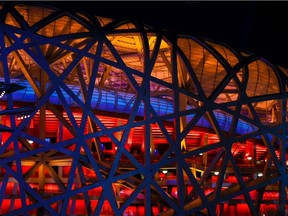 Het Nationale Stadion van Peking, ook wel bekend als het Vogelnest, wordt 's nachts verlicht tijdens de Olympische Winterspelen van 2022 in Peking op maandag 14 februari 2022.