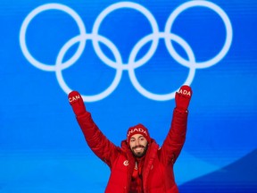 Stephen Dubois, een shorttracker van Team Canada, viert zijn bronzen medaille op de 500 meter tijdens een galaceremonie op de Olympische Winterspelen van 2022 in Peking op maandag 14 februari 2022. Dit is Dubois' tweede medaille in Peking na een zilveren in de 1500 meter.  Gavin Young / Postmedia