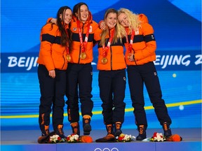 Het Nederlandse estafetteteam van de 3000 meter lange baan voor dames viert de gouden medaille tijdens een galaceremonie op de Olympische Winterspelen van 2022 in Peking op maandag 14 februari 2022. Gavin Young/Postmedia