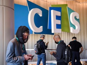 An attendee wears an AIR2 x MicroClimate full face mask at The Venetian Expo during the Consumer Electronics Show on Jan. 5, 2022 in Las Vegas, Nevada.Patrick T. FALLON / AFP)