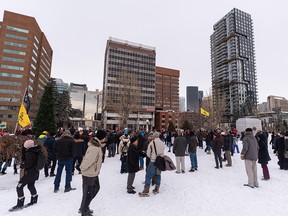 Los manifestantes contra las restricciones de COVID se reúnen en Central Memorial Park cerca del Centro Sheldon M. Chumir el sábado 2 de diciembre de 2019.  18, 2021.