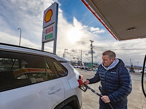 Cliff Cullen fait le plein à 1,67,9 $ dans une station Shell de la 16e avenue NE à Calgary le lundi 7 mars 2022. L'Alberta a annoncé qu'elle abandonnait la taxe de vente provinciale sur le carburant pour aider les consommateurs à faire face à la flambée des prix.