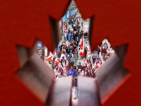 Anti-Mandats-Demonstranten gehen am Samstag, den 19. März 2022, die Stephen Avenue Mall zum Rathaus von Calgary hinunter. Die Demonstranten trafen sich im Central Memorial Park und gingen dann auf den Bürgersteigen zum Rathaus.