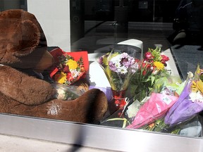 Ein provisorisches Denkmal aus Blumen und Briefen für das erstochene Opfer Vanessa Ladouceur ist in einem privaten Geschäftshaus in der Nähe des Angriffsortes am vergangenen Freitag entlang der 10th Ave SE zu sehen.  22. März 2022.