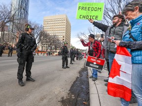 Die Polizei von Calgary hält den Macleod Trail für den Verkehr offen, während sich Anti-Mandats-Demonstranten am Samstag, dem 19. März 2022, vor dem Rathaus versammeln. Die Demonstranten trafen sich im Central Memorial Park und gingen dann auf den Bürgersteigen zum Rathaus.