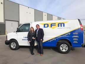 Diego Soto, presidente y director ejecutivo de Mantenimiento de Instalaciones de Delta, y su esposa Rosa han tenido contratos de limpieza con aerolíneas de todo el país durante sus 40 años en el negocio.