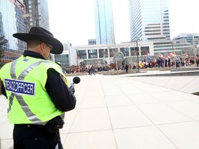 La policía con equipo antidisturbios irrumpió en una manifestación el sábado 26 de marzo de 2022 en Harley Hatchkiss Garden en Calgary.