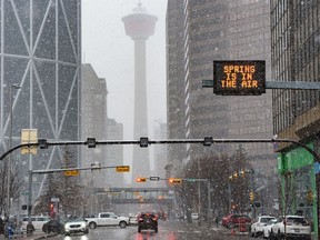 La pantalla de información de la ciudad da la bienvenida a la primavera cuando nieva en Calgary el martes 19 de abril de 2022.