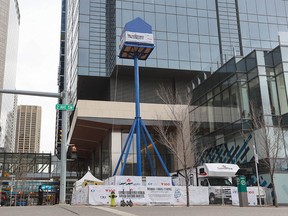 Ryan MacDonald vivra au sommet de ce mât de drapeau de 40 pieds à l'extérieur du bâtiment du centre-ville de Calgary à partir du lundi 4 avril pendant 100 heures pour recueillir des fonds et sensibiliser la population à la recherche sur le diabète. Son fils Luke a reçu un diagnostic de diabète de type 1 à l'âge de cinq ans. Le mât a été photographié le dimanche 3 avril 2022.