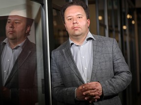 Jonathan Denis posiert 2019 für ein Foto in seiner Anwaltskanzlei in Calgary. Denis war von 2013 bis 2015 Justizminister von Alberta.