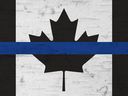 Die Polizeikommission von Calgary hat den Polizeibeamten befohlen, keine dünnen blauen Streifen mehr zu tragen, die einige in der Gemeinde als anstößig empfinden.  Aber die Calgary Police Association, die Beamte vertritt und den Patch als Symbol der Solidarität betrachtet, hat die Mitglieder ermutigt, sich dem Befehl zu widersetzen.