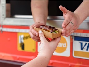 Eine Kostprobe von Happy Fish's Unagi Sushi Taco beim Calgary Stampede Midway Food Launch Event.