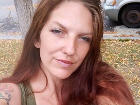 Angela McKenzie apparaît sur une photo de famille de Facebook.  Des amis de la famille ont confirmé que McKenzie, 40 ans, était la femme tuée dans un accident de voiture mortel et une fusillade dans le sud-est de Calgary le 10 mai 2022.