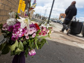 Un bouquet de fleurs marque la scène le jeudi 12 mai 2022, où une mère de cinq enfants a été tuée en tant que victime innocente dans un incident de rage au volant et d'armes à feu à Forest Lawn.  L'incident s'est produit le 10 mai. Angela McKenzie, 40 ans, a été retrouvée morte dans sa camionnette près de l'intersection de la 17e avenue et de la 36e rue NE après une collision avec l'un des véhicules suspects.