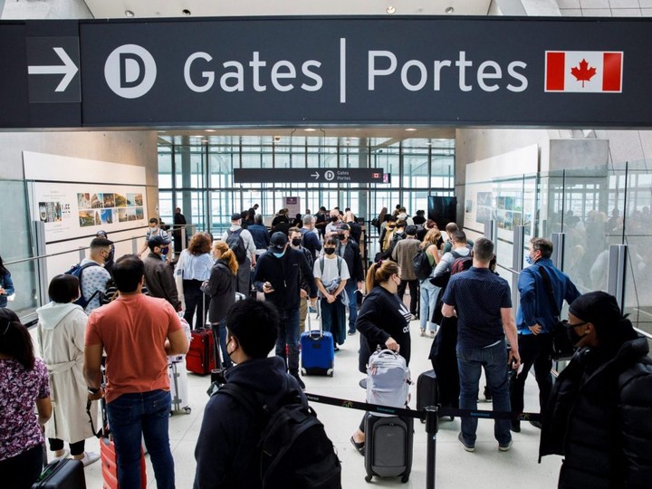  Travellers crowd the security queue in the departures lounge at the start of the Victoria Day holiday long weekend at Toronto Pearson International Airport in Mississauga, Ont., Friday, May 20, 2022.