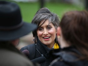 Chestermere-Strathmore MLA Leela Aheer spricht mit Medien im McDougall Center in Calgary vor einem Caucus-Treffen der UCP am Donnerstag, den 19. Mai 2022.