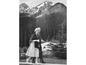 En 1959, la reine Elizabeth a visité le Château Lake Louise.  Sur la photo, elle se promène dans le parc du château.  Elle est accompagnée de DA Williams, directeur du château.  Archives postmédia.