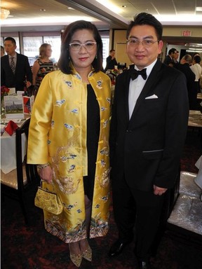 阿尔伯塔省老年人和住房部长约瑟芬·布恩（Josephine Boone）与卡尔加里港加商会会长Ben Leung于5月6日在该协会的春节联欢晚会上合影。
