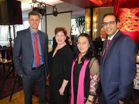 左起：RBC Insurance 区域总监 Scott Addy 和 Something 2 Wear 的 Debbie Patrick；  Alexandria Sham，全球香港联邦商业联合会副主席； 对话的 Gaurav Wadhawan 出席 HKCBA 春晚。