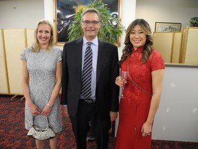 在香港总商会的春节晚会上，笑容满面的是Stacey Birstal（左）和她的丈夫Dale Bristol，DS Lawyers； 还有HKCBA全国主席Cindy Ho。