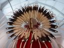 Vertreter der Siksika Nation und des Rates reisten zum Royal Albert Memorial Museum and Art Gallery in Großbritannien, um Insignien entgegenzunehmen, von denen angenommen wird, dass sie dem Blackfoot-Führer Chief Crowfoot gehörten.