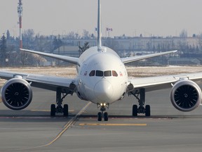 Un Boeing 787 Dreamliner de WestJet arrive à Calgary en provenance de Londres.