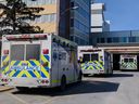 Des ambulances font la queue devant l'entrée des urgences du Foothills Medical Center le jeudi 10 mars 2022. 